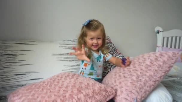Cheerful girl having fun on bed - Filmagem, Vídeo