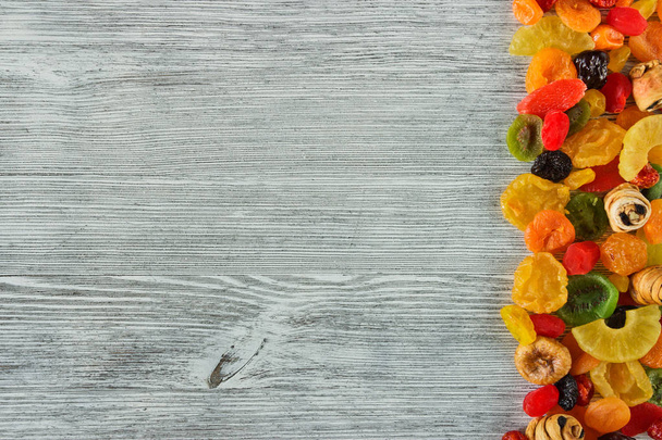Suszone owoce na jasnym tle drewnianych - Zdjęcie, obraz