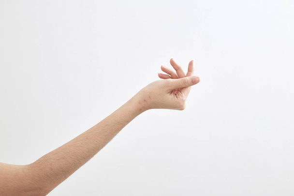 Ontspannen vrouwelijke palm met neutrale manicure op witte achtergrond - Foto, afbeelding