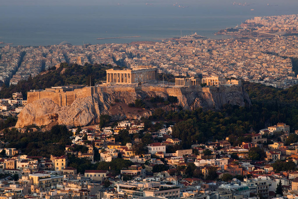 cityscape de Atenas na manhã adiantada com o acropolis visto da colina de Lycabettus, o ponto o mais elevado na cidade
 - Foto, Imagem