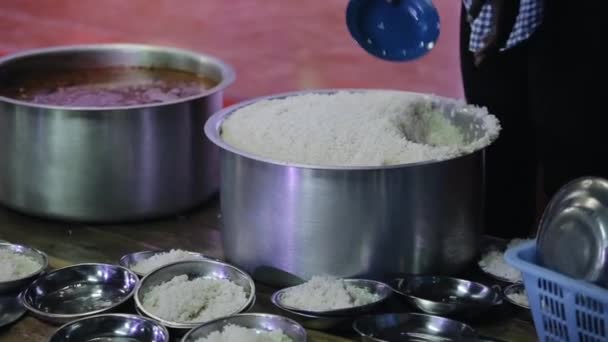Nahaufnahme afrikanischer Frauenhände, die Teller aufschlagen und Abendessen zubereiten. - Filmmaterial, Video