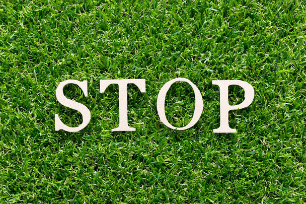 Fa ábécé szót stop mesterséges zöld fű háttér - Fotó, kép