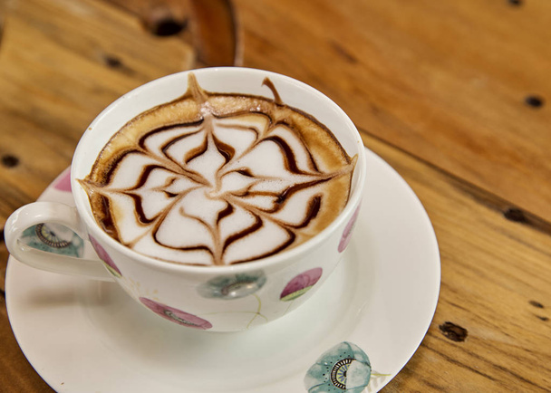 capuchino con latte arte en la mesa. Café de la mañana para parejas enamoradas. Vista superior
. - Foto, Imagen