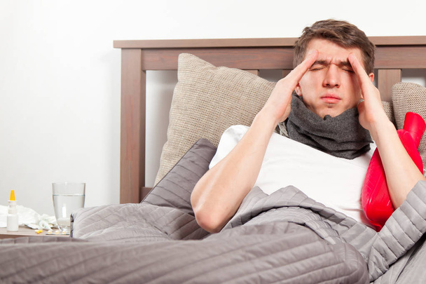 Uomo sentirsi male sdraiato sul letto e tossire
 - Foto, immagini