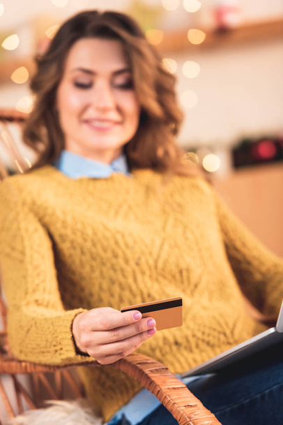 selective focus of woman shopping online with credit card and laptop  - Foto, Imagen