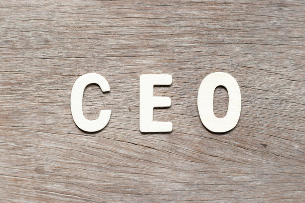 Lettera in alfabeto in parola CEO (abbreviazione di Chief Executive Officer) su sfondo legno
 - Foto, immagini