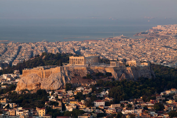 早朝、リカベトスの丘、都市の最高点から見たアクロポリス アテネの町並み - 写真・画像