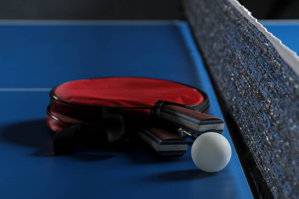 Ping pong. Příslušenství pro stolní tenis raketa a míček na modré tenisový stůl. Sport. Sportovní hra. - Fotografie, Obrázek