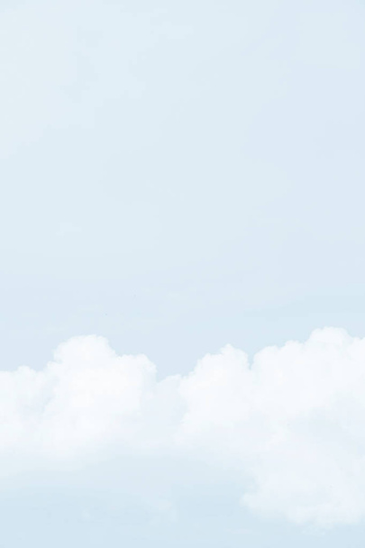 Wazig abstracte natuurlijke achtergrond met wolken in licht blauw tonaliteit met kopie ruimte - Foto, afbeelding
