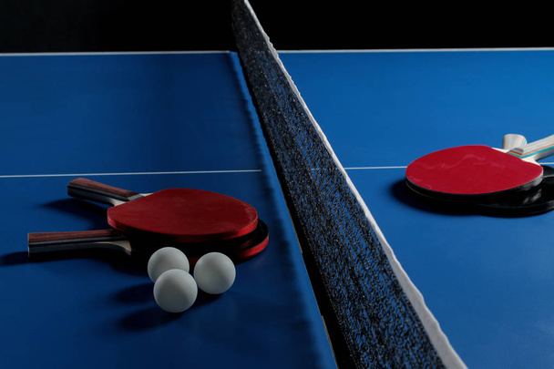 Пінг-понг. Аксесуари для настільного тенісу та м'яча на синьому тенісному столі. Спорт. Спортивна гра
. - Фото, зображення