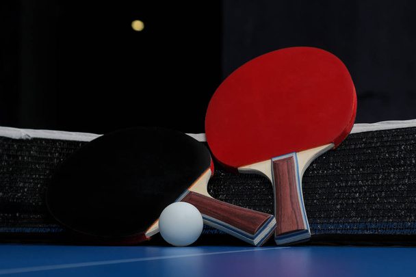 Pingpong. Toebehoor voor tafeltennis racket en bal op een blauwe tafeltennistafel. Sport. Sport spel. - Foto, afbeelding