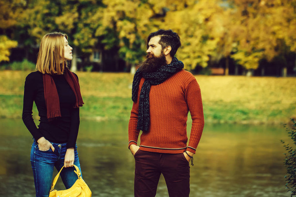 Young couple in autumn park - Foto, immagini