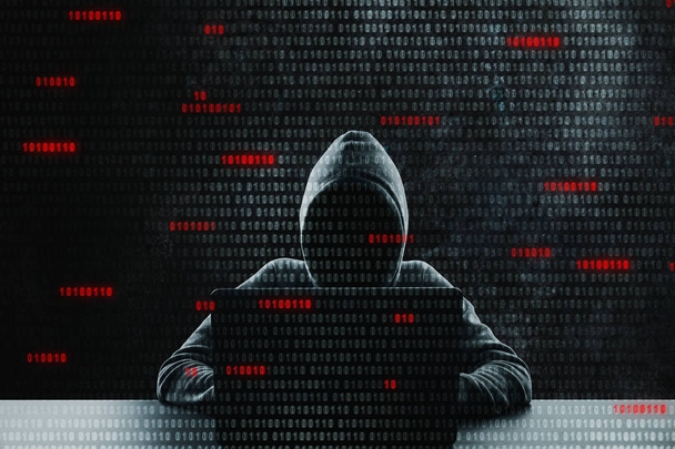Hacker am Schreibtisch mit Laptop mit Binärcode. Computer- und Phishing-Konzept. Doppelbelastung  - Foto, Bild