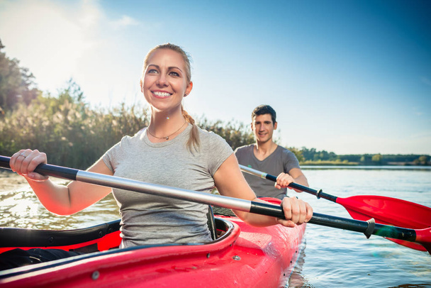 Woman kayaking with her boyfriend - Foto, afbeelding