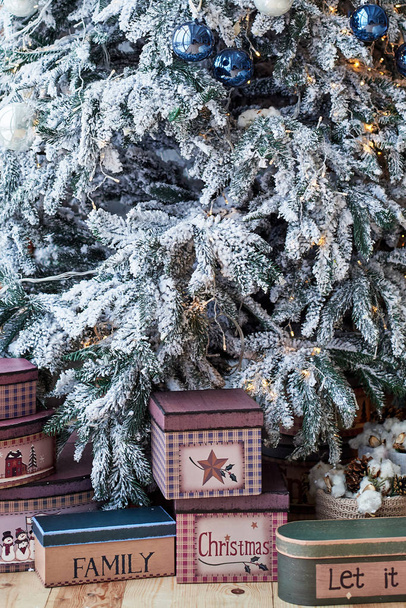 Sfondo di Natale con scatole regalo sul pavimento sotto l'albero di Natale a casa, copia lo spazio. Vacanze invernali, concetto di famiglia
 - Foto, immagini