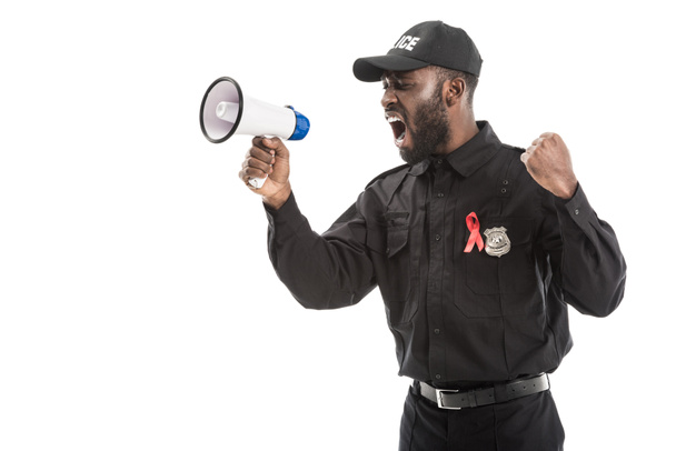 Angry Afryki amerykański oficer policji z aids świadomości czerwoną wstążką krzycząc z megafon na białym tle - Zdjęcie, obraz