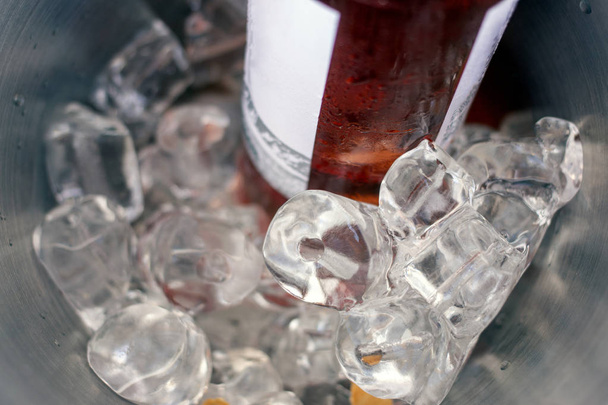 氷のバケツに新鮮な赤ワインのビューをクローズ アップ. - 写真・画像