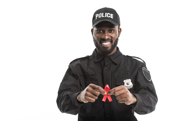 onnellinen afrikkalainen amerikkalainen poliisi aids tietoisuus punainen nauha eristetty valkoinen
 - Valokuva, kuva
