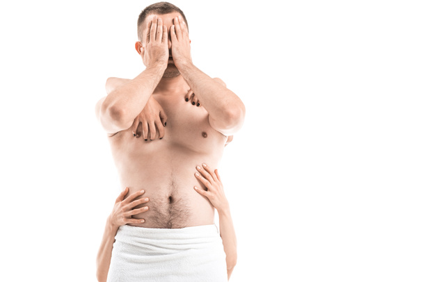 έννοια του aids shirtless άνθρωπος που καλύπτει το πρόσωπό με χέρια ενώ γυναικεία χέρια να τον αγγίζουν από πίσω απομονωθεί σε λευκό, - Φωτογραφία, εικόνα