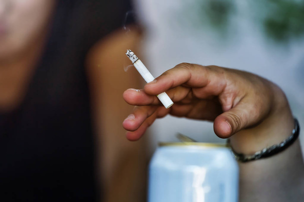 Pára de fumar, mão de homem, mata fumadores. saúde, saudável, estilo de vida, nicotina
, - Foto, Imagem
