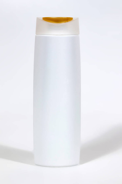 μπουκάλι λευκό σαμπουάν απομονωθεί σε λευκό φόντο. - Φωτογραφία, εικόνα