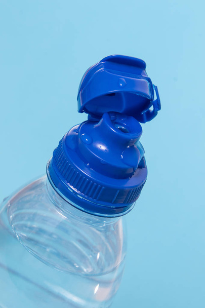 bottiglia di acqua di plastica su uno sfondo blu
. - Foto, immagini