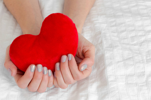 close up of red Heart in hands - Valokuva, kuva