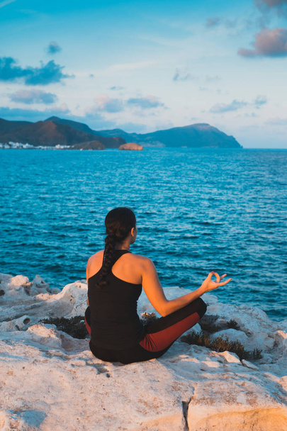Portret van prachtige jonge vrouw die het beoefenen van yoga op het strand - Foto, afbeelding