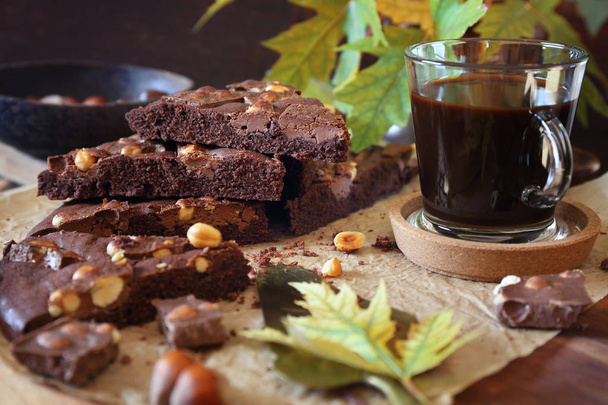 Pausa de café de otoño. Kladdkaka, pastel de chocolate sueco y taza de café
 - Foto, Imagen