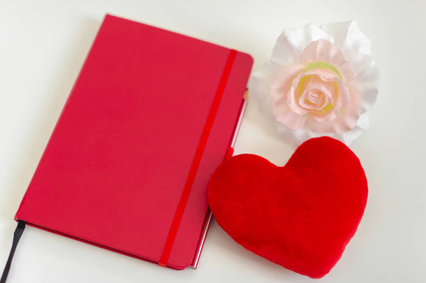 Red heart and notebook - Valokuva, kuva
