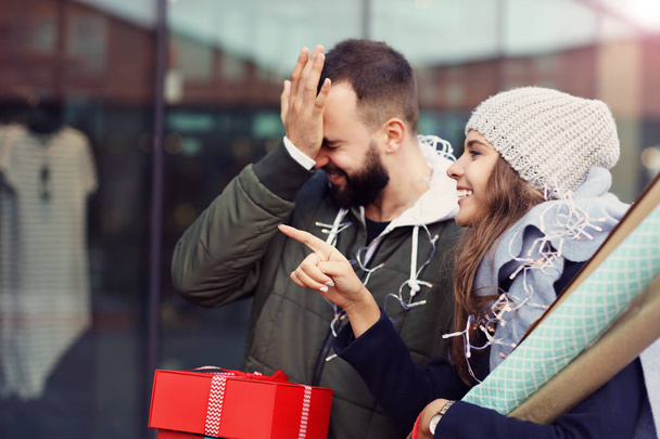 Ritratto di coppia felice con shopping bags dopo lo shopping in città - Foto, immagini