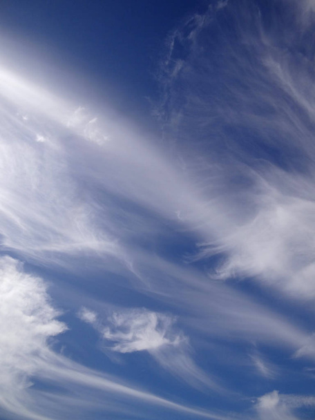 Lindas nuvens estranhas no céu azul textura de fundo
 - Foto, Imagem