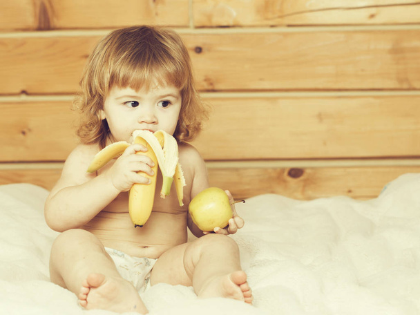 Boy with banana and apples - Foto, immagini