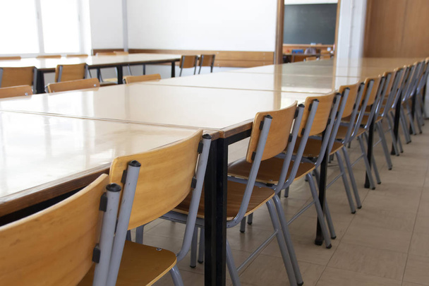 Vista interna di una mensa scolastica vuota con tavoli e sedie
. - Foto, immagini
