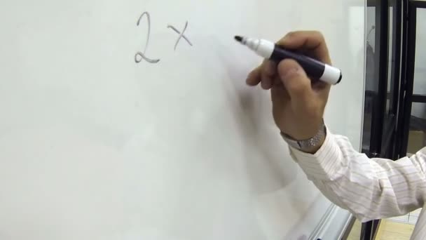 L'uomo risolve equazioni lineari con uno sconosciuto usando pennarello nero sulla lavagna bianca. HD 1080p
 - Filmati, video