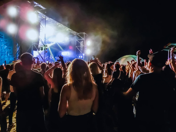Multitud levantando la mano y disfrutando de una gran fiesta o concierto
. - Foto, Imagen