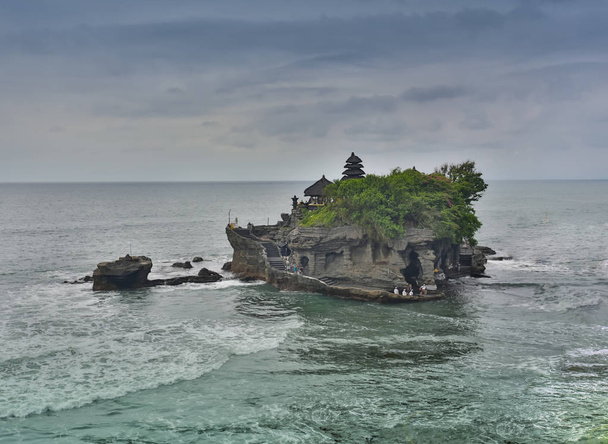 Pura nebo Chrám Tanah Lot je jedním z proslulé turistické atrakce místo v Bali, Indonésie. - Fotografie, Obrázek