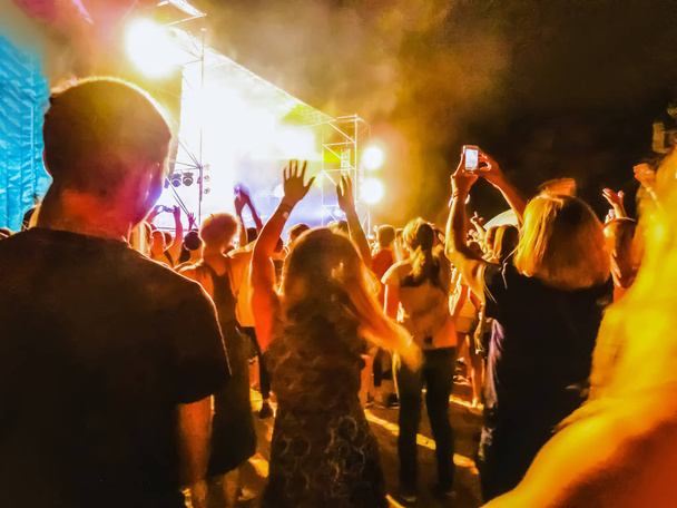 Ellerini yükselterek ve büyük festival parti ya da konser zevk kalabalık. - Fotoğraf, Görsel