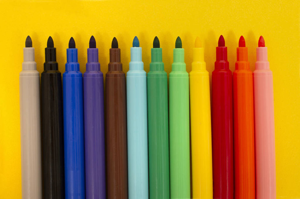 ensemble de stylos en feutre isolés sur un fond jaune
. - Photo, image
