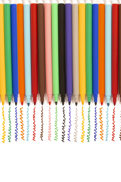 set voor kleurrijke, gevoelde pennen scribble geïsoleerd op een witte achtergrond. - Foto, afbeelding