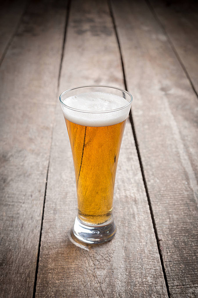 glass beer on wood background - Foto, Imagen