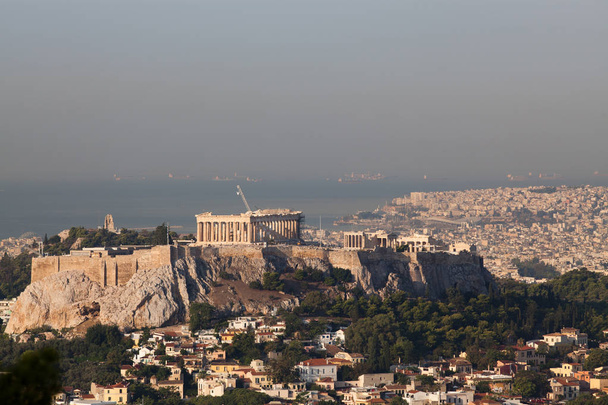 gród w Atenach w wcześnie rano z Akropolu od Lycabettus Hill, najwyższy punkt w mieście - Zdjęcie, obraz