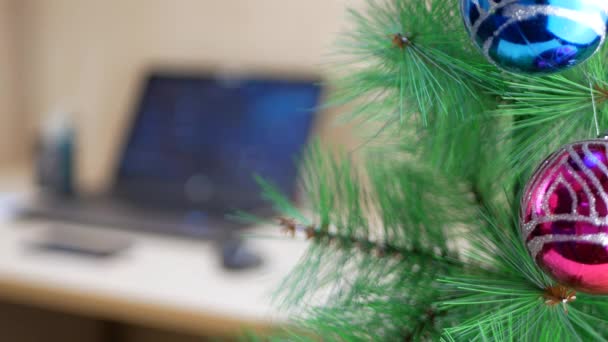 Uomo d'affari appeso palla di Natale d'oro su un albero di Natale
 - Filmati, video