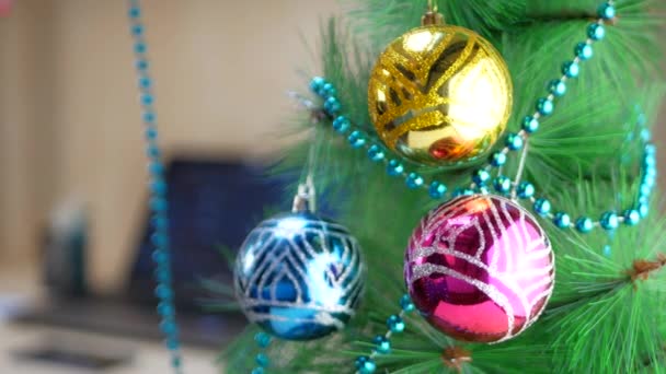 Kantoor werknemer hanging Christmas tree - Video