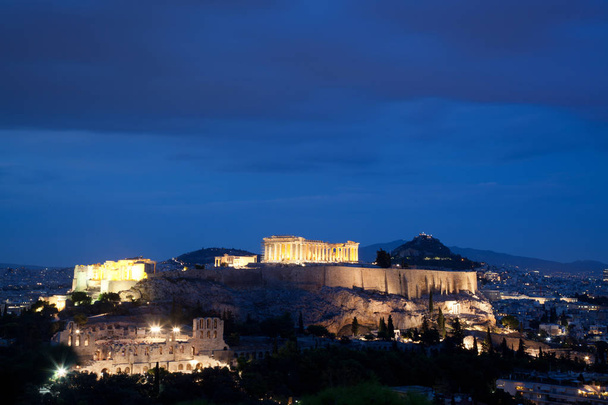 Athény, vidět z Philopapou kopce s výhledem na Herodium, Akropole a Parthenon v modré hodinu, Attica, Řecko - Fotografie, Obrázek