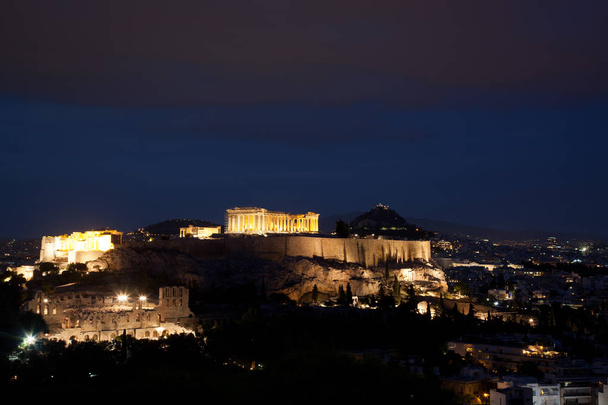 Ateny widziane z Philopapou wzgórza z widokiem na Herodium, Akropol i Partenon niebieski godzinę, Attica, Grecja - Zdjęcie, obraz