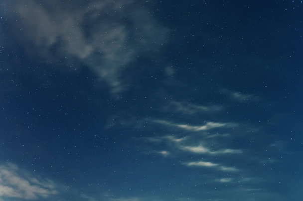 Yötaivaan taustat tähtien ja pilvien kanssa
 - Valokuva, kuva