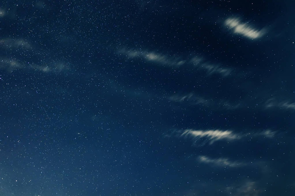 Ciel nocturne milieux avec des étoiles et des nuages
 - Photo, image