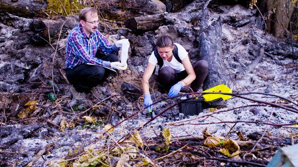 zwei Wissenschaftler Ökologen arbeiten an Ort und Stelle, wo der Wald abgebrannt - Foto, Bild