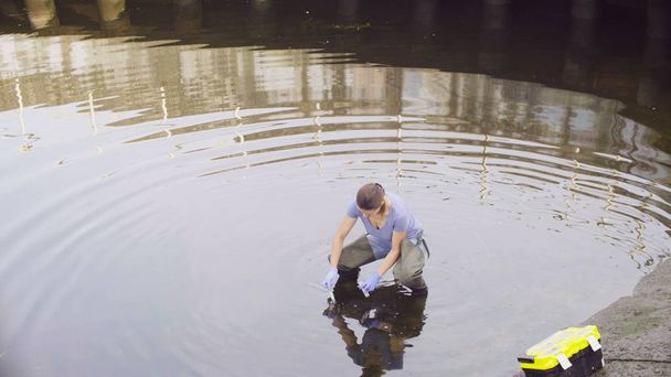 Ekolog pobieranie próbek wody w city river - Zdjęcie, obraz